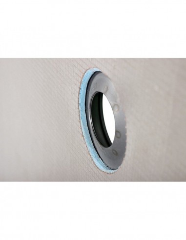 Achterkant van de bak, met de afvoeraansluiting Achterkant van de bak, met de afvoeraansluiting