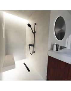 Nisvormige doucheruimte met plafondverlichting op lichte vloer en microcementwanden, met elementen in Black