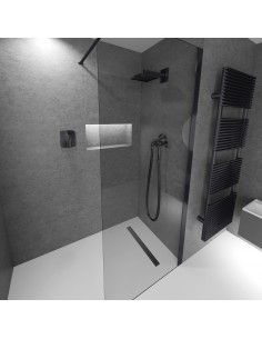 Moderne doucheruimte met grijze wanden en lichte microcementvloer, gecombineerd met sanitair in Black