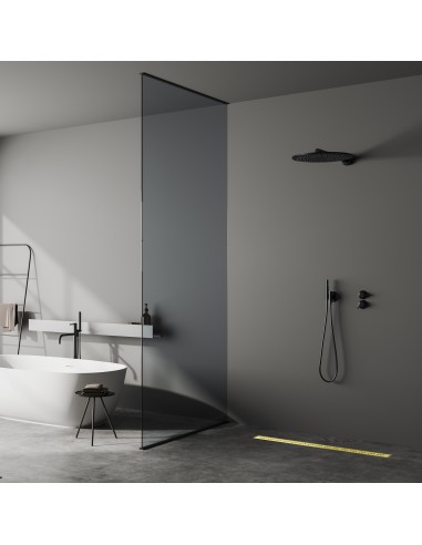 Donkere badkamer met microcementvloer met een vrijstaand bad en een open doucheruimte