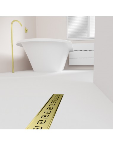 Open badkamer met ligbad en ge&iuml;ntegreerde doucheafvoer in Gold in lichte microcementvloer