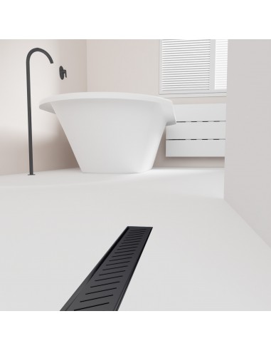 Open badkamer met bad en ge&iuml;ntegreerde douchegoot in Black in lichte microcement vloer