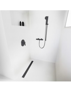Open inloopdouche, omringd door lichtgekleurde microcement vloer en wanden, met armaturen in Black