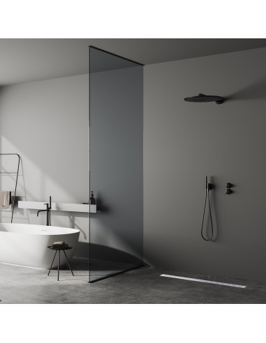 Donkere badkamer met microcement vloer met een vrijstaand bad en een open douchegedeelte