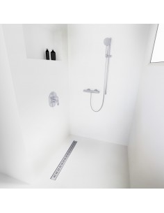 Open inloopdouche, omringd door lichtgekleurde microcement vloer en wanden, met armaturen in Silver