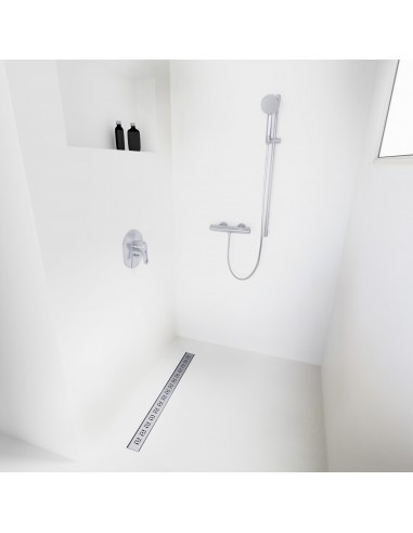 Open inloopdouche, omringd door lichtgekleurde microcement vloer en wanden, met armaturen in Silver