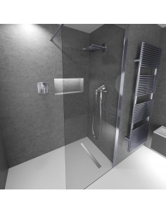 Moderne doucheruimte met grijze wanden en lichte microcement vloer, armaturen in Silver
