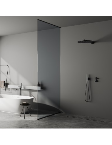 Donkere badkamer met microcement vloer met een vrijstaand bad en een open douchegedeelte - tiled cover side