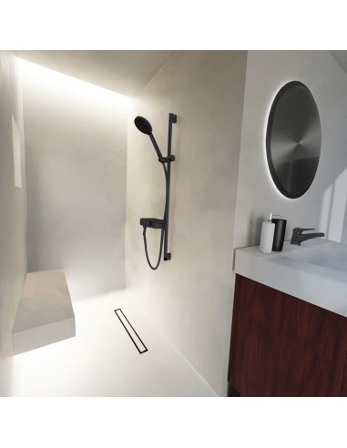 Nis douchegedeelte met plafondverlichting op lichte vloer en microcement wanden, met elementen in Black - tiled cover side