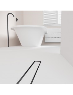 Open badkamer met bad en geïntegreerde douchegoot in Black in lichte microcement vloer - tiled cover side