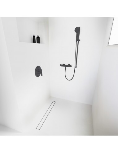 Open inloopdouche, omringd door lichtgekleurde microcement vloer en wanden, met armaturen in Black - tiled cover side