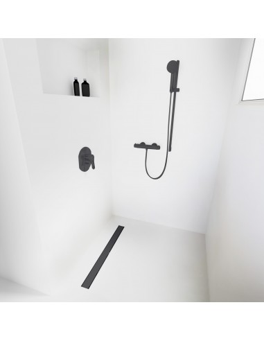 Open inloopdouche, omringd door lichtgekleurde microcement vloer en wanden, met armaturen in Black - solid cover side