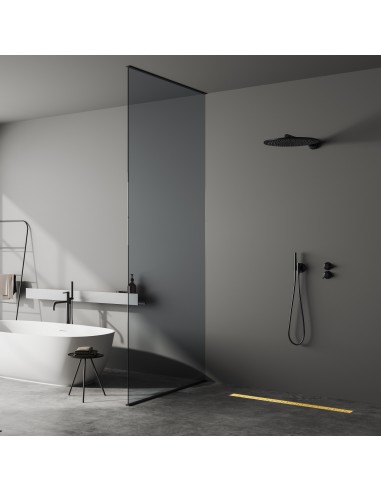 Donkere badkamer met microcement vloer met een vrijstaand bad en een open douchegedeelte