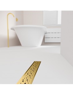 Open badkamer met bad en geïntegreerde douchegoot in Brass in lichte microcement vloer