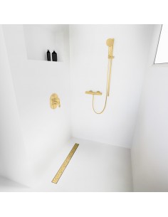 Open inloopdouche, omringd door lichtgekleurde microcement vloer en wanden, met armaturen in Brass