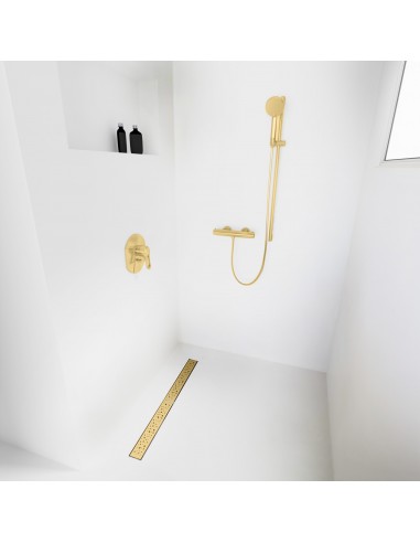 Open inloopdouche, omringd door lichtgekleurde microcement vloer en wanden, met armaturen in Brass
