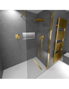 Moderne doucheruimte met grijze wanden en lichte microcement vloer, armaturen in Brass