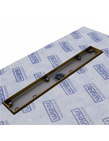 Zicht op zorgvuldig ge&iuml;nstalleerde 600 Brass lineaire goot zonder cover