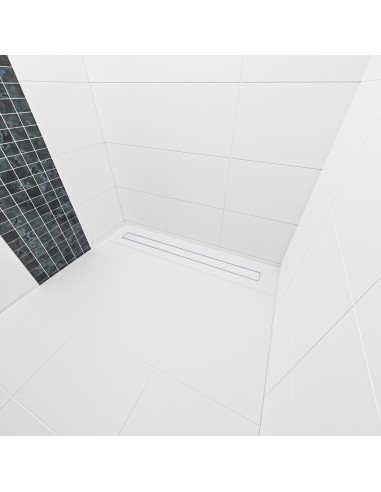 Voorbeeld van afgewerkte natte ruimte met heldere grote tegels gecombineerd met een wandaccent van zwarte mozaïektegels Voorbeeld van afgewerkte natte ruimte met heldere grote tegels gecombineerd met een wandaccent van zwarte mozaïektegels