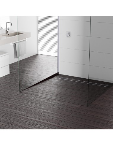 Voorbeeld van een toegankelijke inloopdouche gebouwd op een donkere houten vloer en gecombineerd met modern doucheglas Voorbeeld van een toegankelijke inloopdouche gebouwd op een donkere houten vloer en gecombineerd met modern doucheglas