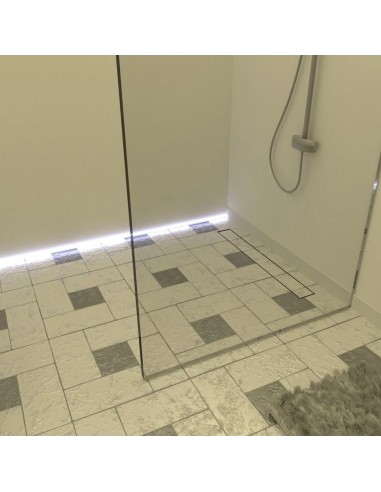 Voorbeeld van een traditioneel inloopdouchegedeelte met glazen wand afgewerkt met lichtgekleurde tegels in wit en grijs Voorbeeld van een traditioneel inloopdouchegedeelte met glazen wand afgewerkt met lichtgekleurde tegels in wit en grijs