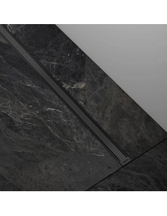 Voorbeeld: Installatie van een delicate INTENSI 316 doucheregel op zwarte marmeren vloer