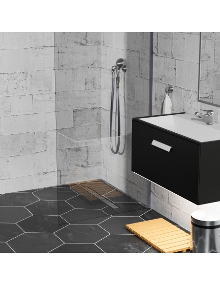 Zwarte Douche Met Hexagontegels En Steenlook Wanden En Zilveren Afdekking Met L - Patroon