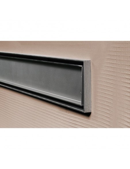 Close - Up Van De Douchegoot Met Pure Designrooster