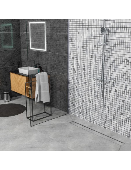 Grijze Vloertegels Met Mozaïekwand En Zilveren Betegelbare Afdekking