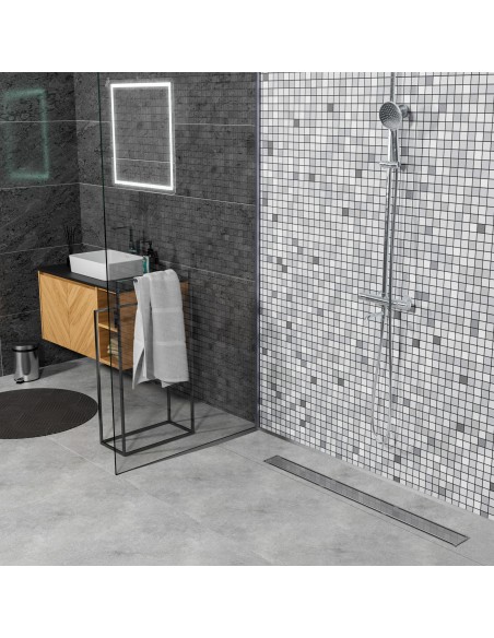 Mozaïekwand Met Grijze Grootformaat Vloertegels En Zilveren Gladde Roestvrijstalen Afdekking