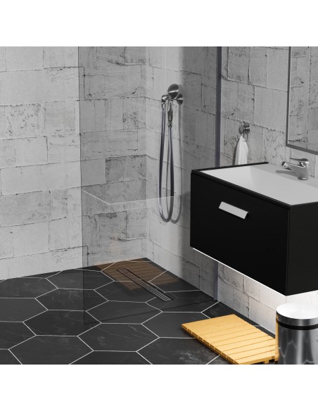 Zwarte Douche Met Hexagontegels En Steenlook En Zilveren Afdekking Met Diagonaal Patroon