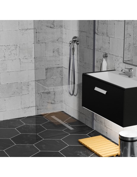 Zwarte Douche Met Hexagontegels En Steenlook En Zilveren Gladde Roestvrijstalen Afdekking