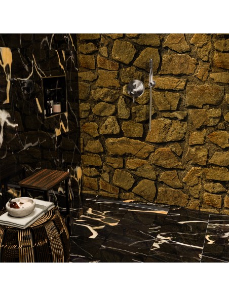 Rustieke Douche Met Stenen Muur En Marmertegels En Zilveren Gladde Roestvrijstalen Afdekking