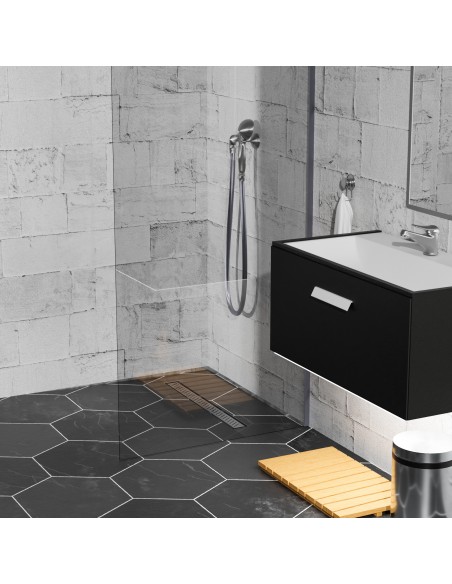 Zwarte Douche Met Hexagontegels En Steenlook Wanden En Zilveren Afdekking Met Diagonaal Patroon