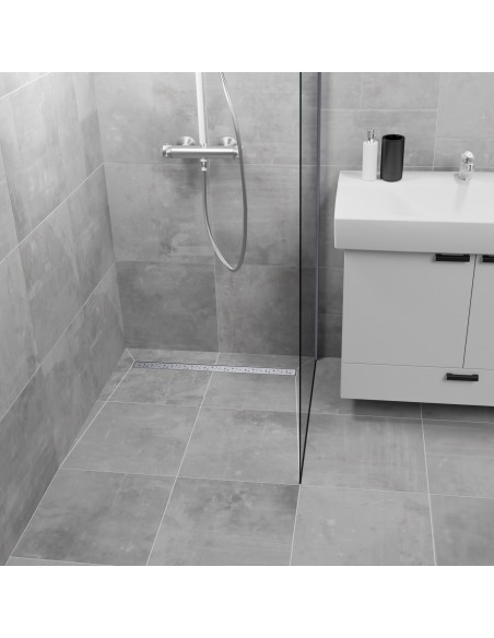 Inloopdouche Met Lichte Grootformaat Tegels En Zilveren Afdekking Met Rond Patroon